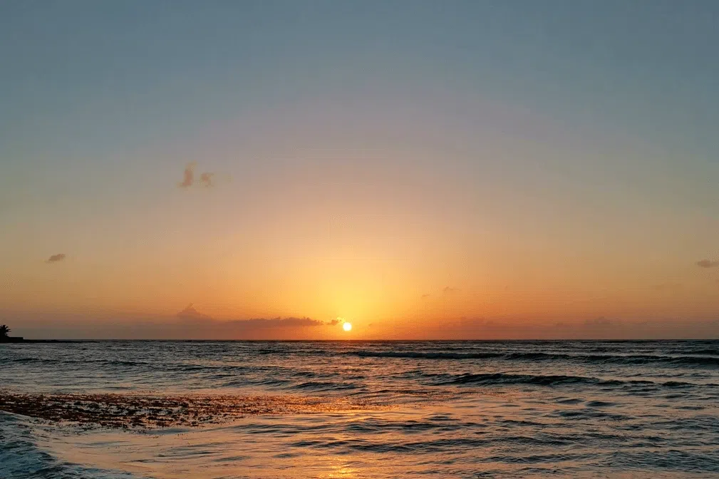 Atardecer sobre el mar